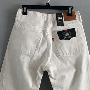 White Levi’s mom jeans
